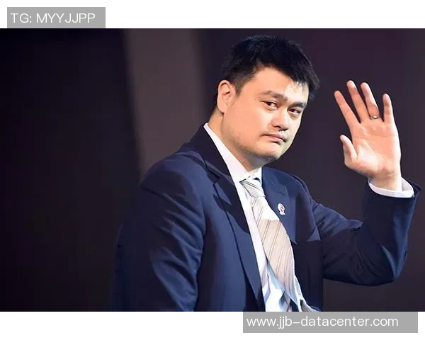 新秀姚明的精彩瞬间展现了他在篮球场上的无限潜力与魅力