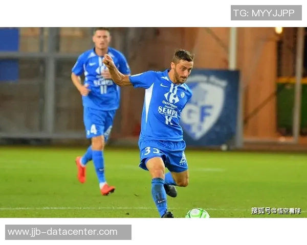 英超激战:里昂与尤文图斯握手言和红牌事件引发全场热议与转会传闻 英超激战:里昂与尤文图斯握手言和红牌事件引发全场热议与转会传闻